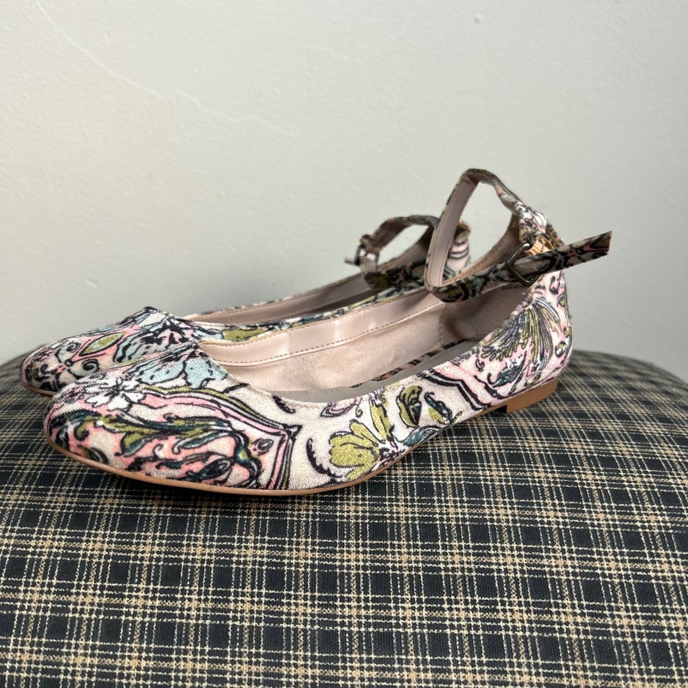 GUC Treasure & Bond Flats Ankle Strap Size 6.5M Multicolor Floral Tapestry